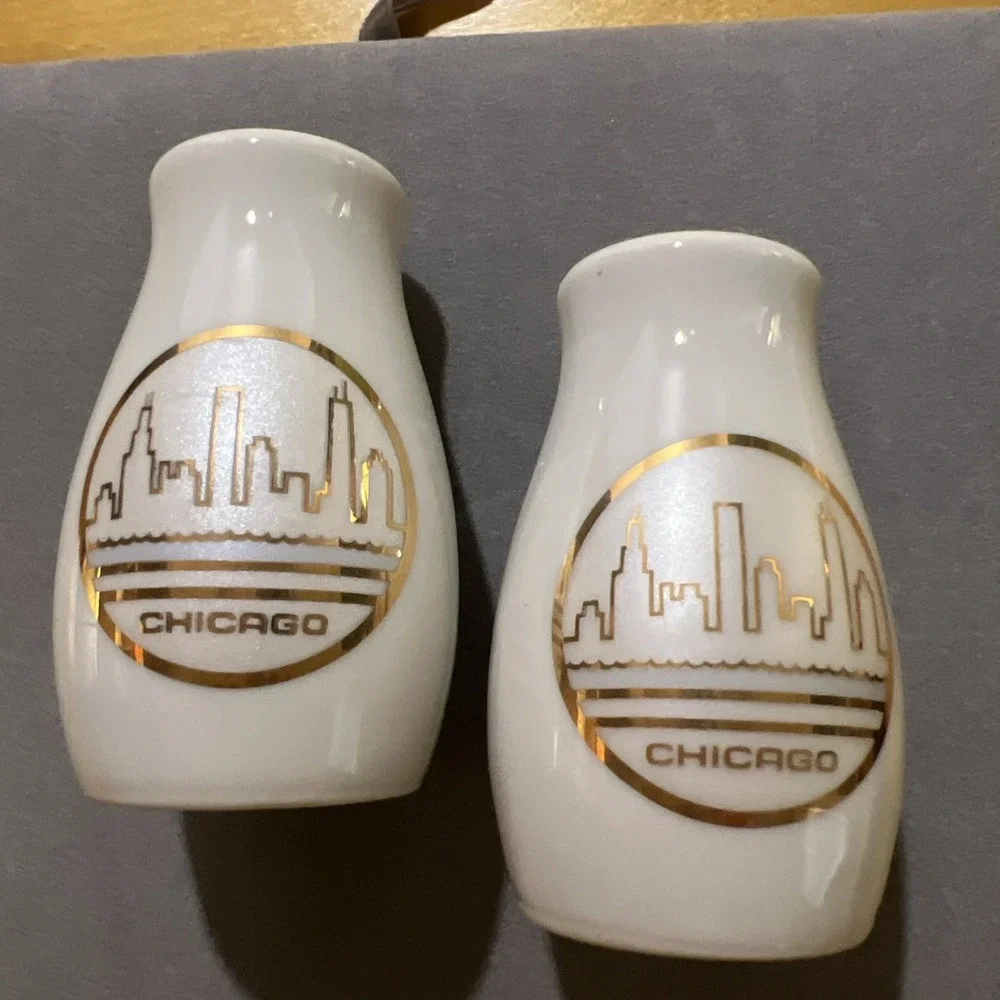 Vtg. Salt Pepper Shaker Souvenir Ceramic Chicago Windy City  Japan Skyline